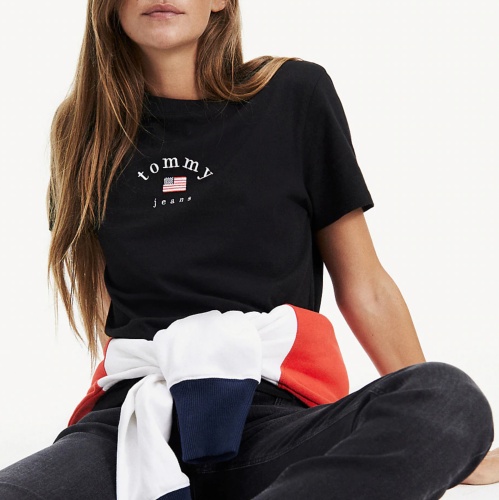 T Shirt femme Tommy Jeans noir logo brodé et drapeau américain