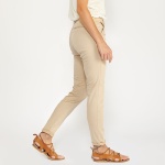 Pantalon chino Le Temps des Cerises modèle Dyli beige safari