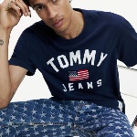T Shirt Tommy Jeans bleu marine avec drapeau américain