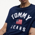 T Shirt Tommy Jeans bleu marine avec drapeau américain