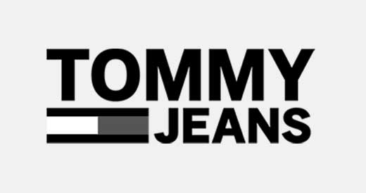 doudounes, sweat et t shirt Tommy Hilfiger Jeans